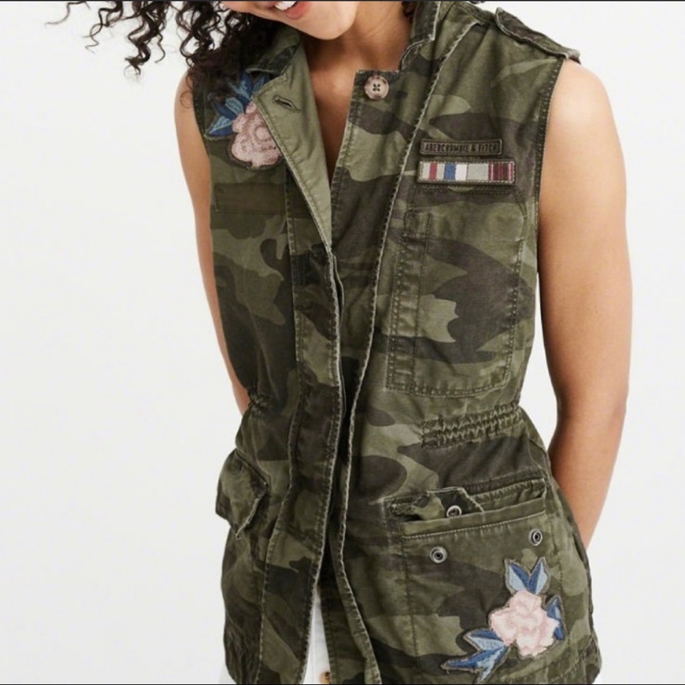 Like New Abercrombie & Fitch embroidered Camo Vest - Size XS